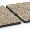 Großaufnahme vom Verbindungssystem von WARCO-Boden 6419 - Playground safety tile – CFH 90 cm im Farbdesign Travertine. Abmessungen 50 x 50 x 3 cm | 0,25 m².