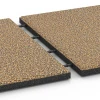 Großaufnahme vom Verbindungssystem von WARCO-Boden 6362 - Terrace Tile Classic im Farbdesign Rattan. Abmessungen 50 x 50 x 3 cm | 0,25 m².