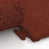 Großaufnahme vom Verbindungssystem von WARCO-Boden 6976 - Fitness Floor Tile Classic im Farbdesign Brick red. Abmessungen 50 x 50 x 3 cm | 0,25 m².