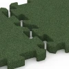 Großaufnahme vom Verbindungssystem von WARCO-Boden 6628 - Rubber Pathway Tile im Farbdesign Grass green. Abmessungen 50 x 50 x 4 cm | 0,25 m².