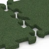 Großaufnahme vom Verbindungssystem von WARCO-Boden 6301 - Interlocking playground safety tile im Farbdesign Grass green. Abmessungen 50 x 50 x 3 cm | 0,25 m².