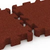 Großaufnahme vom Verbindungssystem von WARCO-Boden 6310 - Interlocking playground safety tile im Farbdesign Brick red. Abmessungen 50 x 50 x 6 cm | 0,25 m².