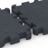 Großaufnahme vom Verbindungssystem von WARCO-Boden 6408 - Playground Safety Tile – 220 cm im Farbdesign Slate grey. Abmessungen 50 x 50 x 6 cm | 0,25 m².