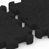Großaufnahme vom Verbindungssystem von WARCO-Boden 6305 - Interlocking playground safety tile im Farbdesign Anthracite. Abmessungen 50 x 50 x 5 cm | 0,25 m².