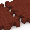 Großaufnahme vom Verbindungssystem von WARCO-Boden 6402 - Playground Safety Tile – 190 cm im Farbdesign Brick red. Abmessungen 50 x 50 x 5 cm | 0,25 m².
