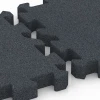 Großaufnahme vom Verbindungssystem von WARCO-Boden 6404 - Playground Safety Tile – 190 cm im Farbdesign Slate grey. Abmessungen 50 x 50 x 5 cm | 0,25 m².