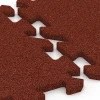 Großaufnahme vom Verbindungssystem von WARCO-Boden 6313 - Interlocking playground safety tile im Farbdesign Brick red. Abmessungen 50 x 50 x 2 cm | 0,25 m².