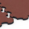 Großaufnahme vom Verbindungssystem von WARCO-Boden 6392 -  im Farbdesign Brick red. Abmessungen 102,5 x 102,5 x 3 cm | 1,05 m².