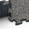 Großaufnahme vom Verbindungssystem von WARCO-Boden 6778 - Gym Floor Tiles im Farbdesign Dark Grey Granite. Abmessungen 44,6 x 44,6 x 1,8 cm.