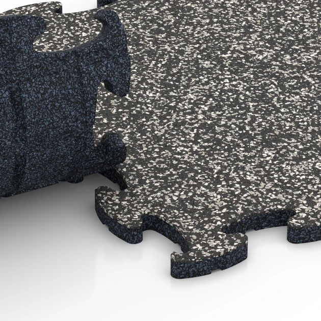 Großaufnahme vom Verbindungssystem von WARCO-Boden 6778 - Gym Floor Tiles im Farbdesign Dark Grey Granite. Abmessungen 44,6 x 44,6 x 1,8 cm.