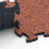 Großaufnahme vom Verbindungssystem von WARCO-Boden 6782 - Gym Floor Tiles im Farbdesign Embers. Abmessungen 44,6 x 44,6 x 1,8 cm.