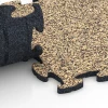 Großaufnahme vom Verbindungssystem von WARCO-Boden 6786 - Gym Floor Tiles im Farbdesign Rattan. Abmessungen 44,6 x 44,6 x 1,8 cm.
