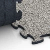 Großaufnahme vom Verbindungssystem von WARCO-Boden 6824 - Fitness Active Floor System im Farbdesign Grey Granite. Abmessungen 44,6 x 44,6 x 1,8 cm.