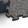 Großaufnahme vom Verbindungssystem von WARCO-Boden 6859 - Fitness Max Floor System im Farbdesign Dark Grey Granite. Abmessungen 44,6 x 44,6 x 1,8 cm.
