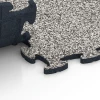 Großaufnahme vom Verbindungssystem von WARCO-Boden 6896 - Indoor Dog Sports Flooring im Farbdesign Grey Granite. Abmessungen 44,6 x 44,6 x 1,8 cm.