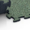 Großaufnahme vom Verbindungssystem von WARCO-Boden 6861 - Fitness Max Floor System im Farbdesign English Lawn. Abmessungen 44,6 x 44,6 x 1,8 cm.