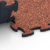 Großaufnahme vom Verbindungssystem von WARCO-Boden 6917 - Exhibition Click Floor Tile im Farbdesign Embers. Abmessungen 44,6 x 44,6 x 1,8 cm.
