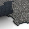 Großaufnahme vom Verbindungssystem von WARCO-Boden 6922 - Exhibition Click Floor Tile im Farbdesign Dark Grey Granite. Abmessungen 97,1 x 97,1 × 1,8 cm.