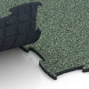 Großaufnahme vom Verbindungssystem von WARCO-Boden 6924 - Exhibition Click Floor Tile im Farbdesign English Lawn. Abmessungen 97,1 x 97,1 × 1,8 cm.
