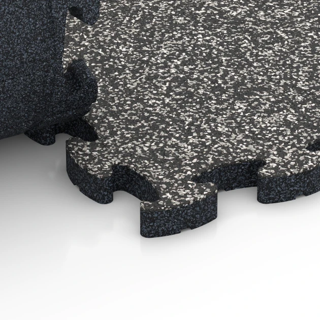 Großaufnahme vom Verbindungssystem von WARCO-Boden 6931 - Safety Puzzle Tile im Farbdesign Dark Grey Granite. Abmessungen 44,6 x 44,6 × 2,8 cm.