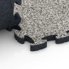 Großaufnahme vom Verbindungssystem von WARCO-Boden 6932 - Safety Puzzle Tile im Farbdesign Grey Granite. Abmessungen 44,6 x 44,6 × 2,8 cm.