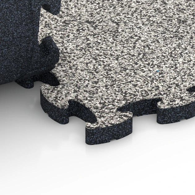 Großaufnahme vom Verbindungssystem von WARCO-Boden 6932 - Safety Puzzle Tile im Farbdesign Grey Granite. Abmessungen 44,6 x 44,6 × 2,8 cm.