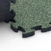 Großaufnahme vom Verbindungssystem von WARCO-Boden 6933 - Safety Puzzle Tile im Farbdesign English Lawn. Abmessungen 44,6 x 44,6 × 2,8 cm.