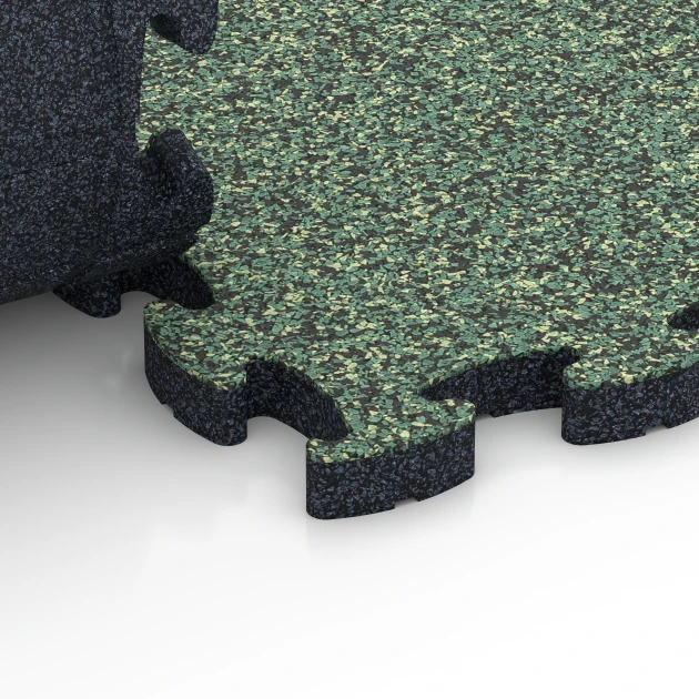 Großaufnahme vom Verbindungssystem von WARCO-Boden 6933 - Safety Puzzle Tile im Farbdesign English Lawn. Abmessungen 44,6 x 44,6 × 2,8 cm.