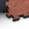 Großaufnahme vom Verbindungssystem von WARCO-Boden 6935 - Safety Puzzle Tile im Farbdesign Embers. Abmessungen 44,6 x 44,6 × 2,8 cm.