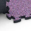 Großaufnahme vom Verbindungssystem von WARCO-Boden 6936 - Safety Puzzle Tile im Farbdesign Lavender. Abmessungen 44,6 x 44,6 × 2,8 cm.