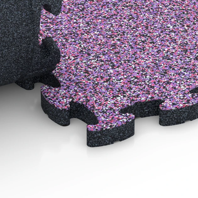 Großaufnahme vom Verbindungssystem von WARCO-Boden 6936 - Safety Puzzle Tile im Farbdesign Lavender. Abmessungen 44,6 x 44,6 × 2,8 cm.