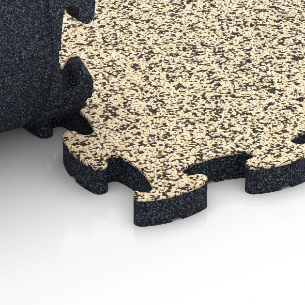 Großaufnahme vom Verbindungssystem von WARCO-Boden 6937 - Safety Puzzle Tile im Farbdesign Travertine. Abmessungen 44,6 x 44,6 × 2,8 cm.