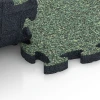 Großaufnahme vom Verbindungssystem von WARCO-Boden 6843 - Fitness Active Floor System im Farbdesign English Lawn. Abmessungen 44,6 x 44,6 × 2,8 cm.