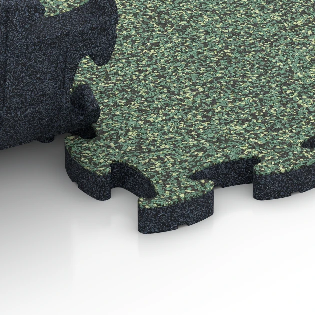 Großaufnahme vom Verbindungssystem von WARCO-Boden 6843 - Fitness Active Floor System im Farbdesign English Lawn. Abmessungen 44,6 x 44,6 × 2,8 cm.