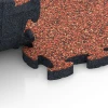 Großaufnahme vom Verbindungssystem von WARCO-Boden 6953 - Sports Court Tile im Farbdesign Embers. Abmessungen 44,6 x 44,6 × 2,8 cm.