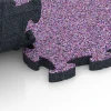 Großaufnahme vom Verbindungssystem von WARCO-Boden 6954 - Sports Court Tile im Farbdesign Lavender. Abmessungen 44,6 x 44,6 × 2,8 cm.