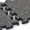 Großaufnahme vom Verbindungssystem von WARCO-Boden 6877 - Fitness Max Floor System im Farbdesign Dark grey granite. Abmessungen 44,6 x 44,6 × 2,8 cm.