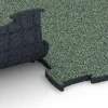 Großaufnahme vom Verbindungssystem von WARCO-Boden 6852 - Fitness Active Floor System im Farbdesign English Lawn. Abmessungen 97,1 x 97,1 x 2,8 cm.