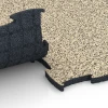 Großaufnahme vom Verbindungssystem von WARCO-Boden 6856 - Fitness Active Floor System im Farbdesign Travertine. Abmessungen 97,1 x 97,1 x 2,8 cm.