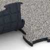 Großaufnahme vom Verbindungssystem von WARCO-Boden 6887 - Fitness Max Floor System im Farbdesign Grey Granite. Abmessungen 97,1 x 97,1 x 2,8 cm.
