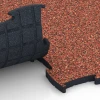 Großaufnahme vom Verbindungssystem von WARCO-Boden 6890 - Fitness Max Floor System im Farbdesign Embers. Abmessungen 97,1 x 97,1 x 2,8 cm.