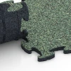 Großaufnahme vom Verbindungssystem von WARCO-Boden 6771 - Pool Surround Tiles im Farbdesign English Lawn. Abmessungen 28,9 x 28,9 x 1,8 cm.