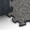Großaufnahme vom Verbindungssystem von WARCO-Boden 6814 - Stone Carpet Click Tile im Farbdesign Dark Grey Granite. Abmessungen 28,9 x 28,9 x 1,8 cm.