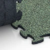 Großaufnahme vom Verbindungssystem von WARCO-Boden 6816 - Stone Carpet Click Tile im Farbdesign English Lawn. Abmessungen 28,9 x 28,9 x 1,8 cm.