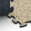 Großaufnahme vom Verbindungssystem von WARCO-Boden 6820 - Stone Carpet Click Tile im Farbdesign Travertine. Abmessungen 28,9 x 28,9 x 1,8 cm.