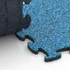 Großaufnahme vom Verbindungssystem von WARCO-Boden 6821 - Stone Carpet Click Tile im Farbdesign Atlantic. Abmessungen 28,9 x 28,9 x 1,8 cm.