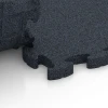 Großaufnahme vom Verbindungssystem von WARCO-Boden 6959 - Fitness Premium Gym Flooring im Farbdesign Anthracite. Abmessungen 28,9 x 28,9 x 2,8 cm.