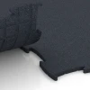 Großaufnahme vom Verbindungssystem von WARCO-Boden 6968 - Fitness Premium Performance Flooring im Farbdesign Anthracite. Abmessungen 99 x 99 x 1,8 cm.