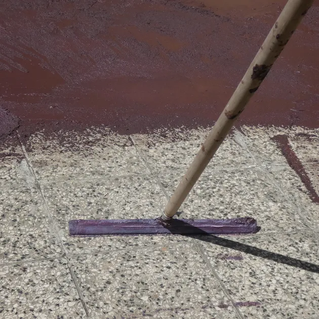 Aufsicht auf die Unterseite, also die Bodenseite von WARCO-Formteil 0002 - ALLESDICHT – The Liquid Rubber Seal from a Bucket im Format 3 kg.