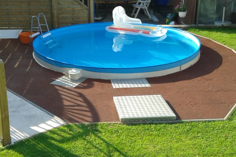 A private pool in the garden can be realised even on a small plot of land and at low cost. Pool tiles from WARCO were laid to ensure that the area around the pool does not become muddy, but that the floor is pleasant to walk on and offers fall protection.
